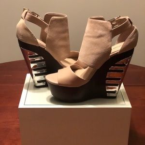 Edgy wedge that makes a statement😉